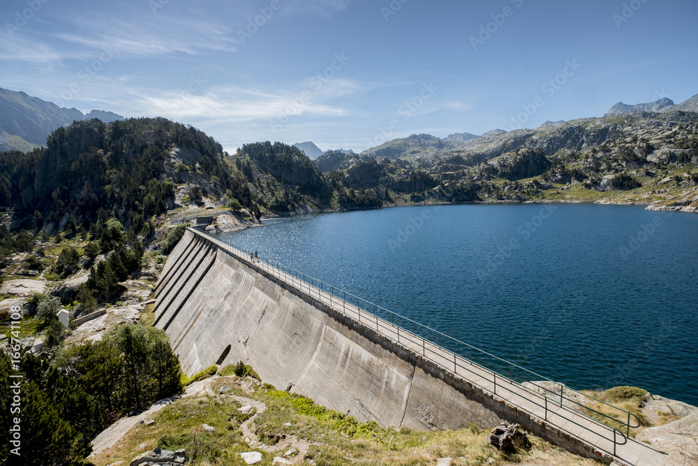 Presa de un embalse en la Vall de Aran en los Pirineos