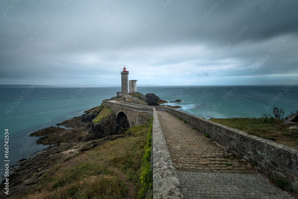 Leuchtturm in einer unruhigen See