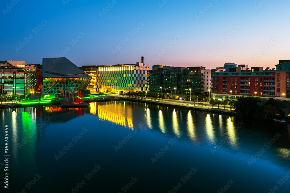 Naklejka premium Dublin, Irlandia. Widok z lotu ptaka Canal Grande o wschodzie słońca
