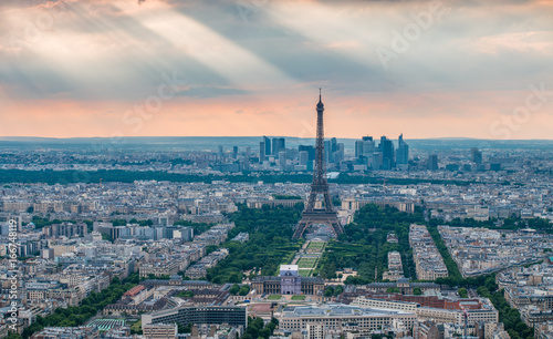 Eiffelturm mit Sonnenstrahlen im Hintergrund