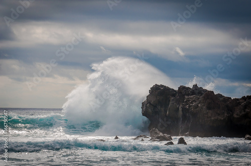 Obraz na plátně Fringing waves on rocky cove, Lanzarote, canary Islands