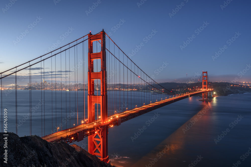 Fototapeta premium Golden Gate Bridge, San Francisco California at sunrise