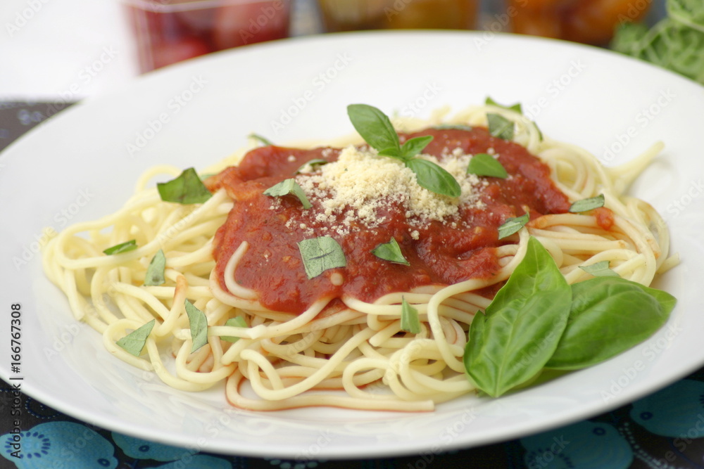 Nudeln mit Tomatensauce