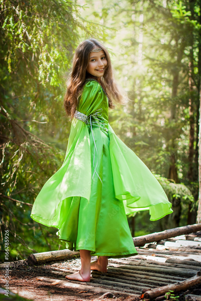 Девочка в сказочном платье