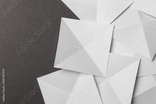 Geometric shapes of white paper © Allusioni