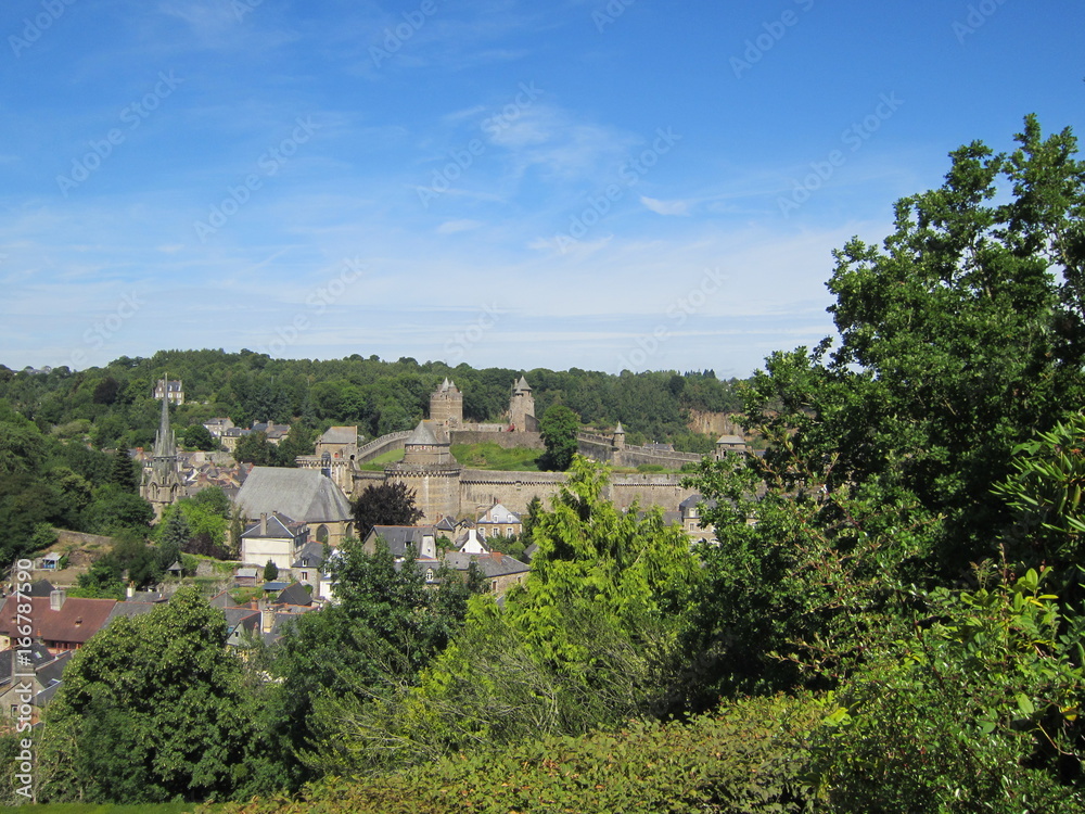 Vue Château Fougères Bretagne Forteresse du Jardin public