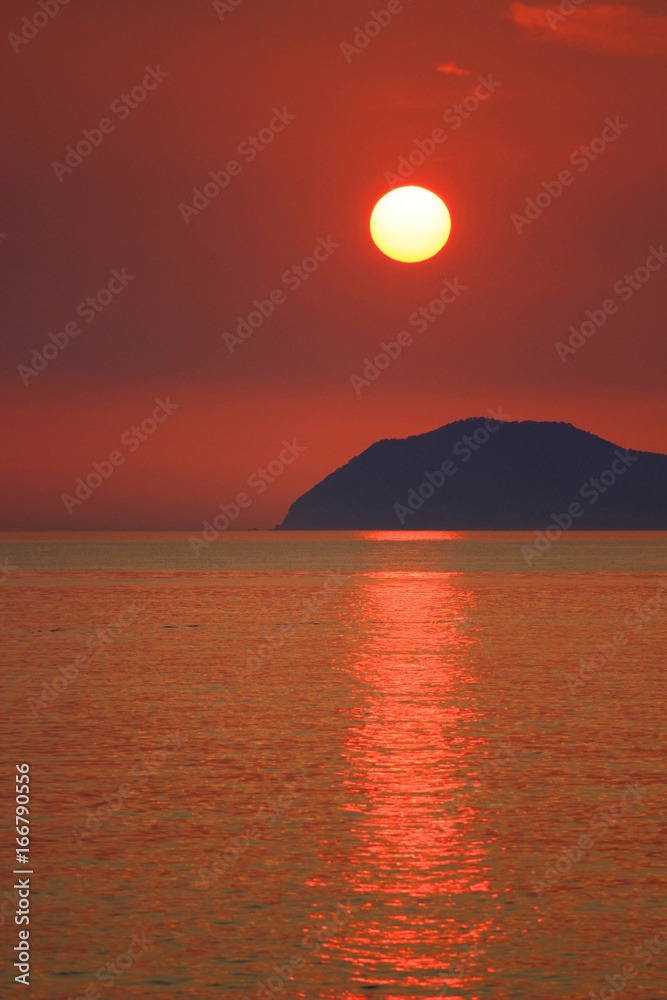 Naklejka premium Sun at sunset on Adriatic sea in Croatia