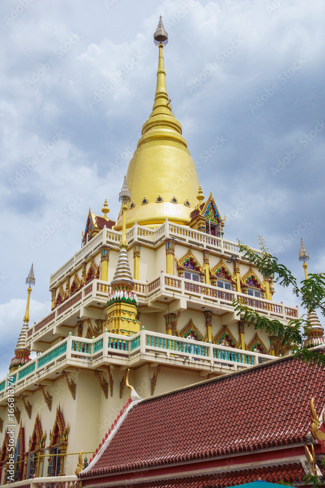 Fototapeta premium タイ バンコク, 第３級王室寺院 , Wat Soi Thong : チャオプラヤー川・ワット・ソイ・トン