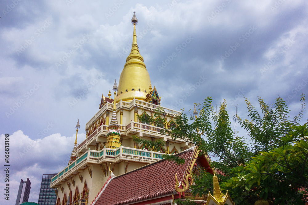 Fototapeta premium タイ バンコク, 第３級王室寺院 , Wat Soi Thong : チャオプラヤー川・ワット・ソイ・トン