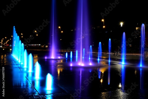 Obraz na płótnie City fountain hot summer night and colorful illuminations w salonie