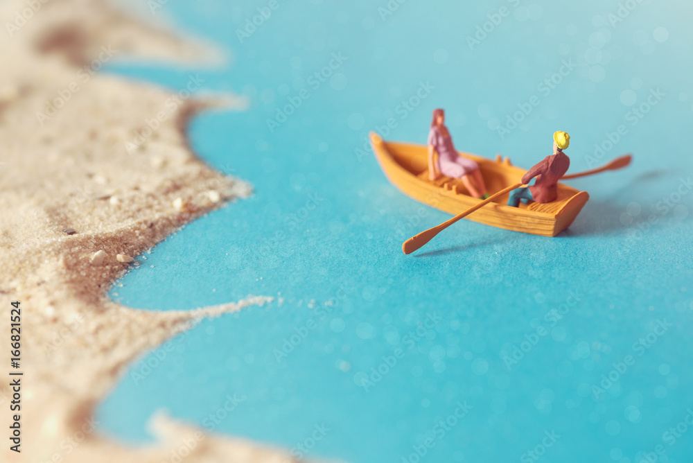 Pärchen sitzt in einem Boot | Miniatur Figuren