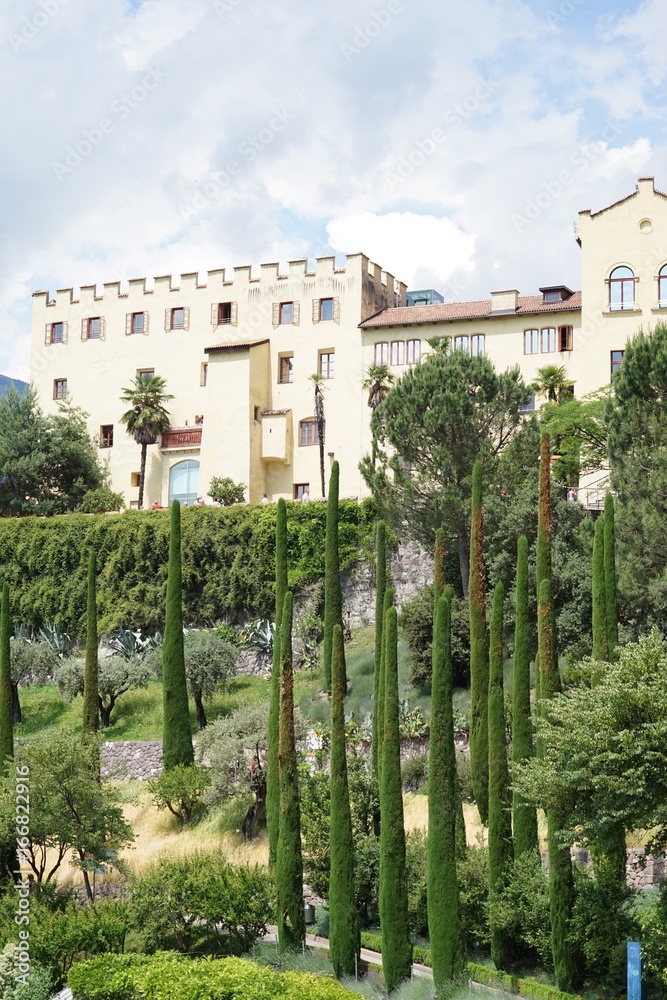 Fototapeta premium Berg- und Gartenlandschaft in Südtirol / Meran im Frühling