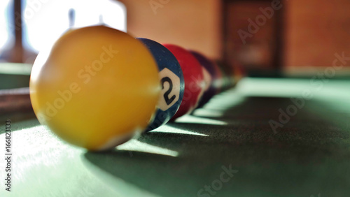 Fotografia bolas coloridas em cima da mesa de bilhar em close