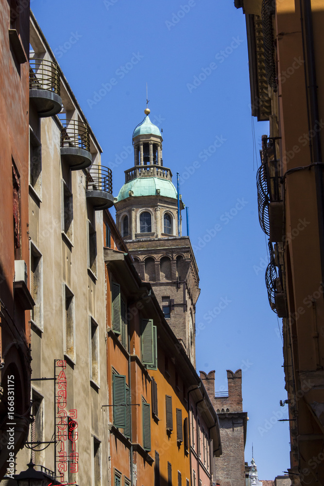 BOLOGNA, ITALIA - LUGLIO 22, 2017: la torre dell'orologio del Palazzo Comunale  - Emilia Romagna