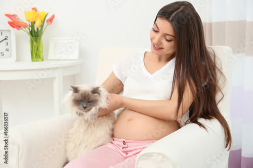Young pregnant woman sittin...