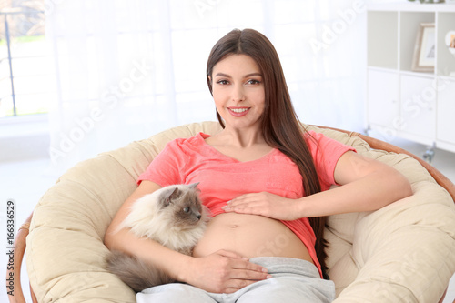 Young pregnant woman sittin...
