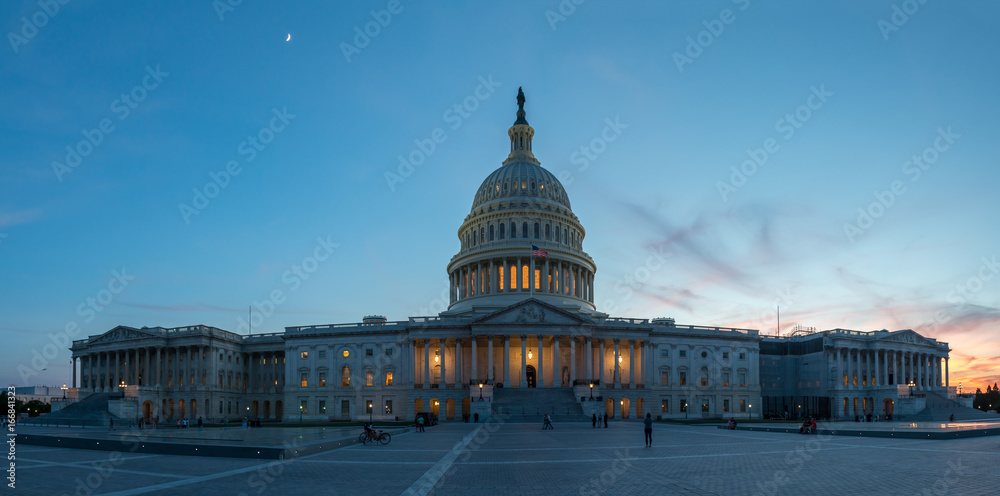 Obraz premium Panoramic View of the US Capitol with Moon on the Sky