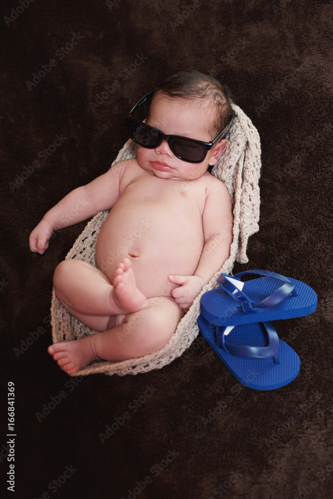 Naklejka premium Newborn in sunglasses