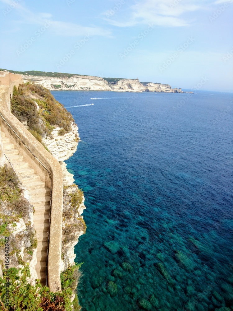 Les éscaliers d'aragon Bonifacio corse mer bleu falaise côte plage eau