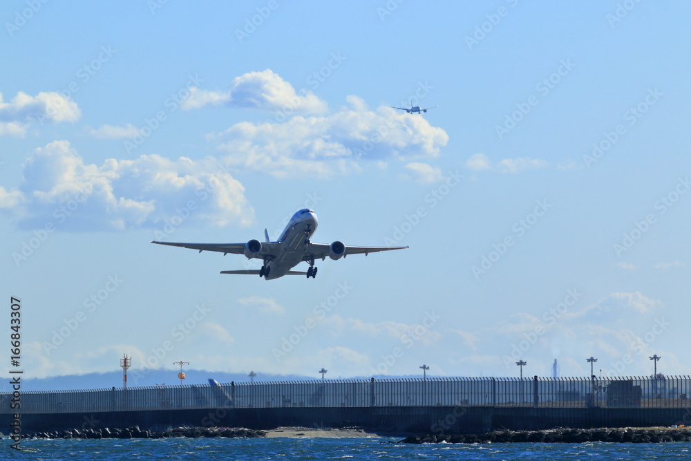 羽田空港を離陸する飛行機 Stock 写真 Adobe Stock 羽田空港を離陸する飛行機 Stock 写真 Adobe Stock