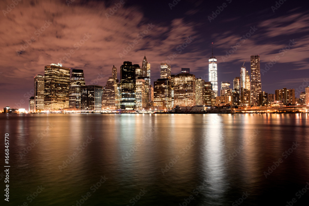 Naklejka premium Manhattan by night