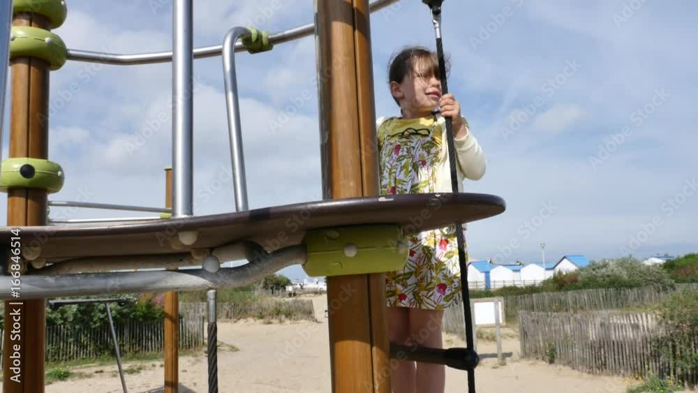 enfant jouant dans une aire de jeux