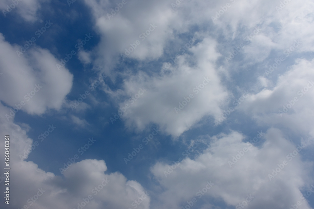 青空と雲「空想・雲のモンスターたち（中央に様々なモンスターが現れはじめたイメージ）」集まる、集合、集中するなどのイメージ