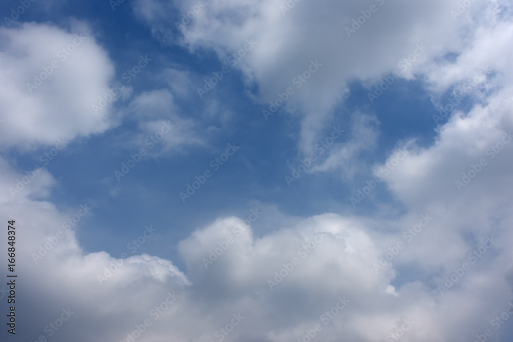 青空と雲「空想・雲のモンスター（青空部分のシルエットに動物などのイメージ）」落ち着く、休息、ちょっと休憩、空の看板などのイメージ