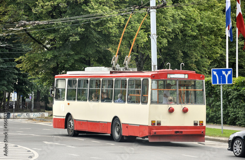 Trolejbus na ulicy miasta