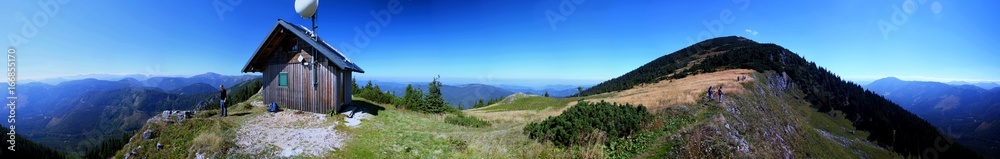 Wundervolle 360 Grad Panorama Aussicht am Ötscher mit klarem blauem Himmel Wundervolle 360 Grad Panorama Aussicht am Ötscher mit klarem blauem Himmel