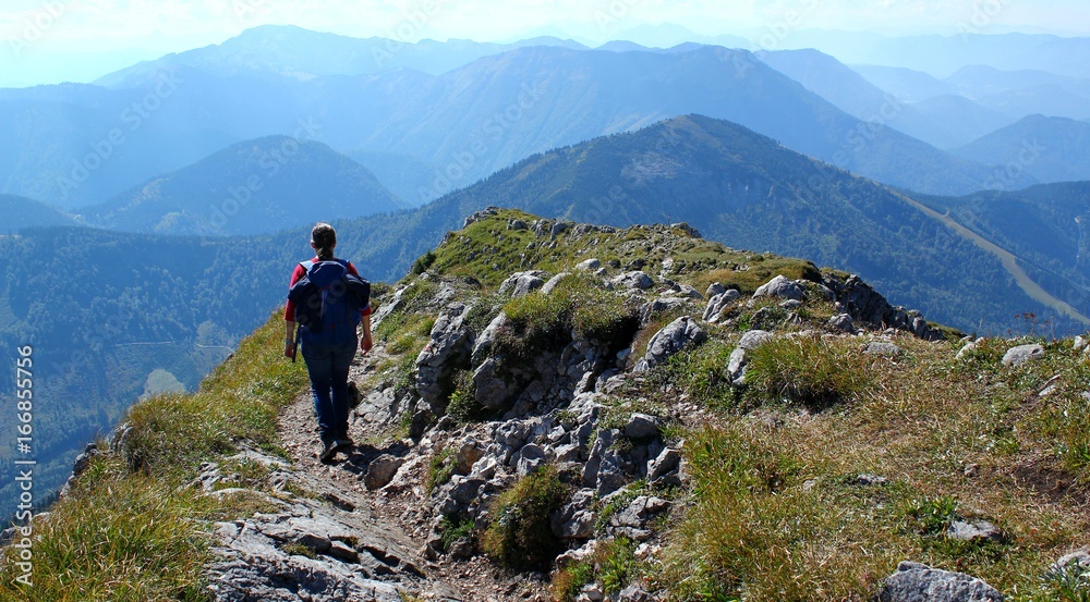 Wanderin unterwegs in fantastischer Berglandschaft Wanderin unterwegs in fantastischer Berglandschaft