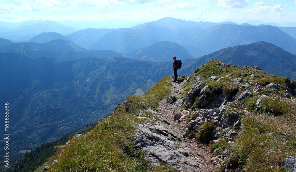 Wanderer genießt Aussicht in herrlicher Berglandschaft