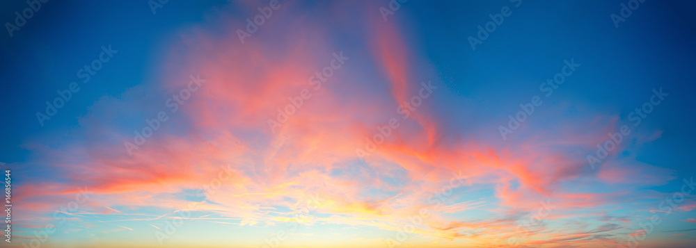Fototapeta premium Kolor tylko niebo z czerwonymi i pomarańczowymi chmurami