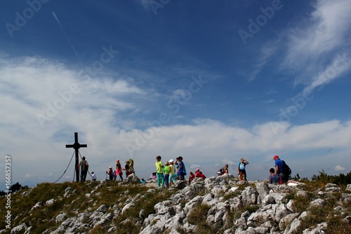 Berggipfel mit vielen Menschen photo