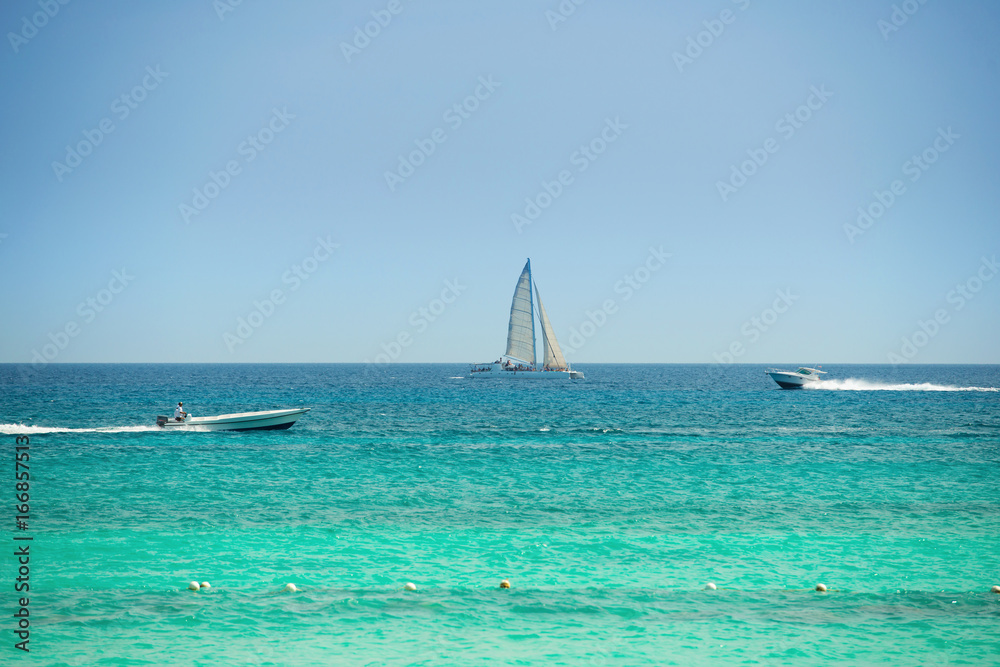 Obraz premium Yacht and boat in the blue sea.
