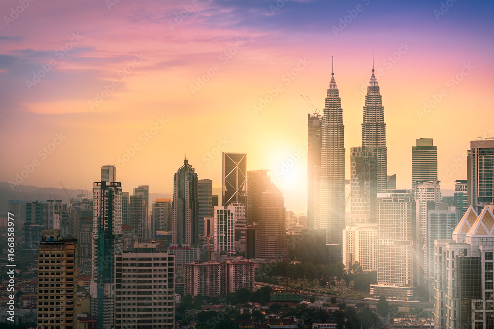 Fototapeta premium Krajobraz wieżowca Kuala Lumpur z kolorowe niebo wschód słońca, Malezja.