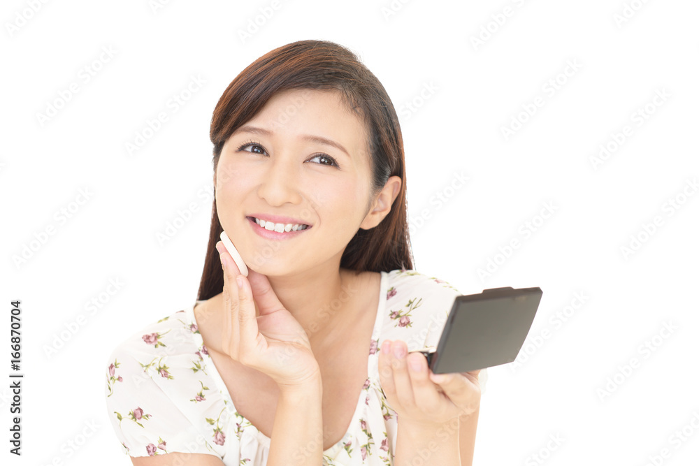 メイクアップをする女性
