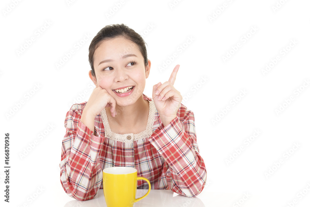 コーヒーを飲み寛ぐ女性