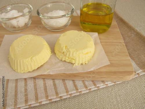 Selbst gemachte vegane Margarine mit Rapsöl, Kokosöl und Salz