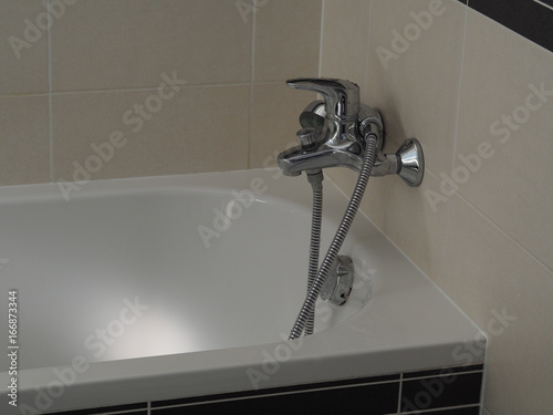 Фотография enamel white bath -  shower capstan head detail