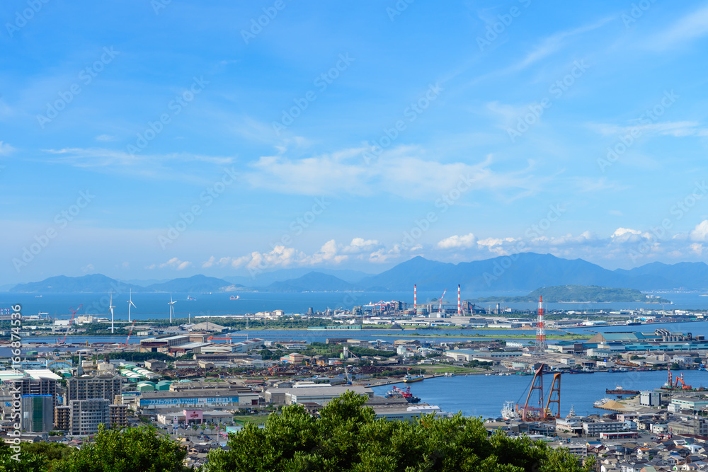 Obraz premium 夏の響灘と響灘埋立地