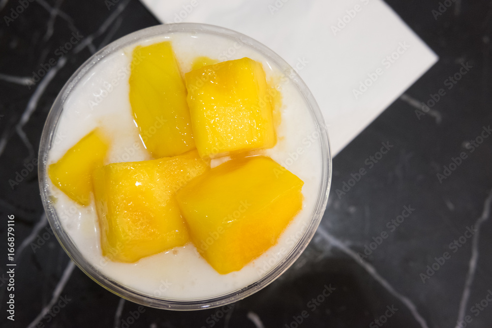 Fresh yogurt pudding with mango slices Fresh yogurt pudding with mango slices