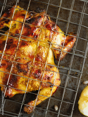 Obraz na płótnie rustic barbecued whole chicken w salonie