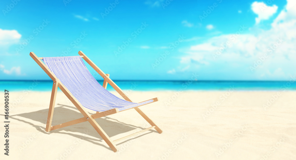 Sonnenliegen am Strand Sonnenliegen am Strand
