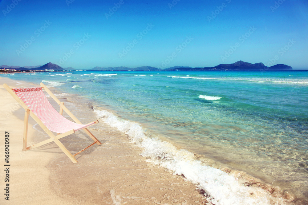 Sonnenliegen am Strand