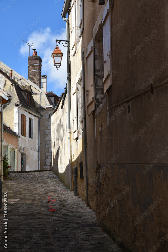 Ruelle escarpée dans la vielle ville d'Auxerre en Bourgogne, France