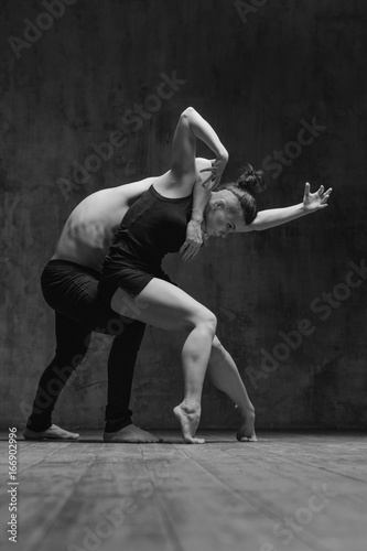 Couple of ballet dancers posing in studio © Alexander Y