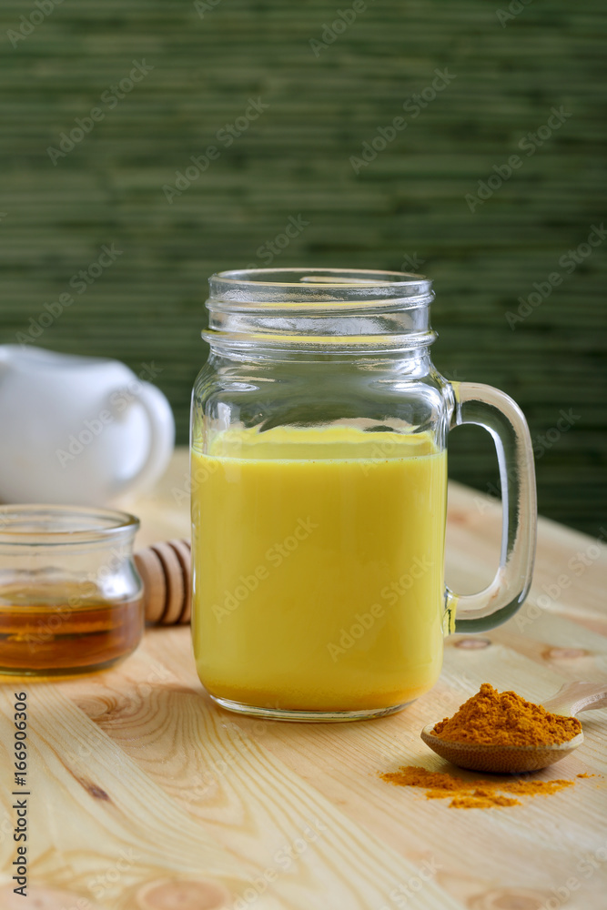 frappe o frullato con latte curcuma e miele frappe o frullato con latte curcuma e miele