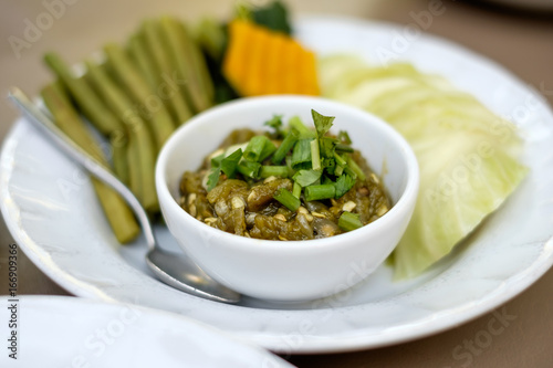 Εκτύπωση καμβά Set of nam prik noom, Thai chili paste made from chili and spices on white dish with vegetables as side dish