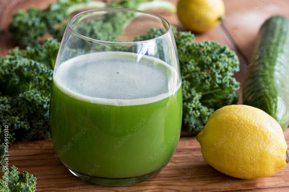 Green juice with kale, cucumber and lemon Green juice with kale, cucumber and lemon